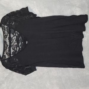Torrid size 2 (2x) black lace inset super soft lattice v-neck tee
